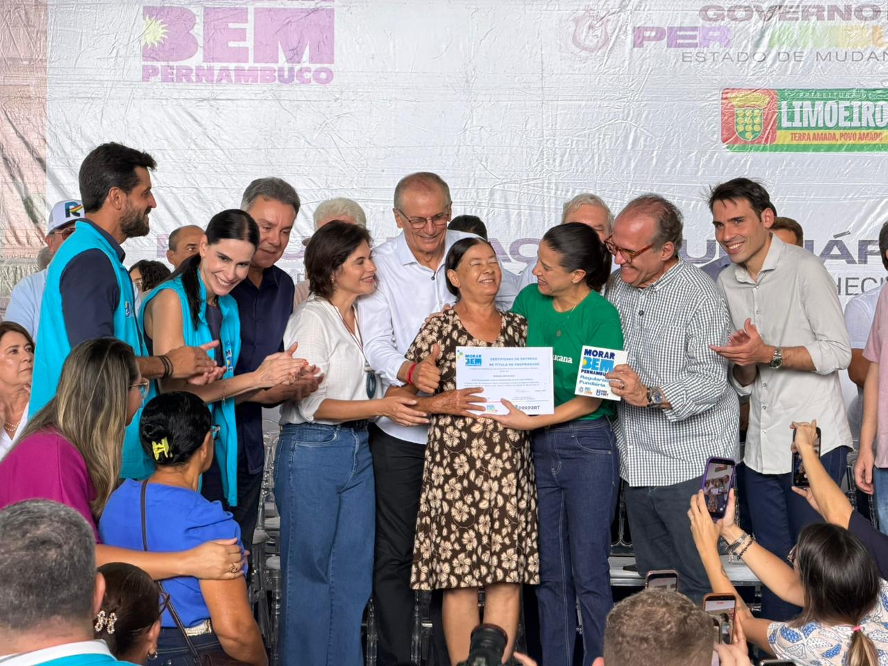 Governo de Pernambuco realiza entrega de 580 títulos de propriedade em Limoeiro