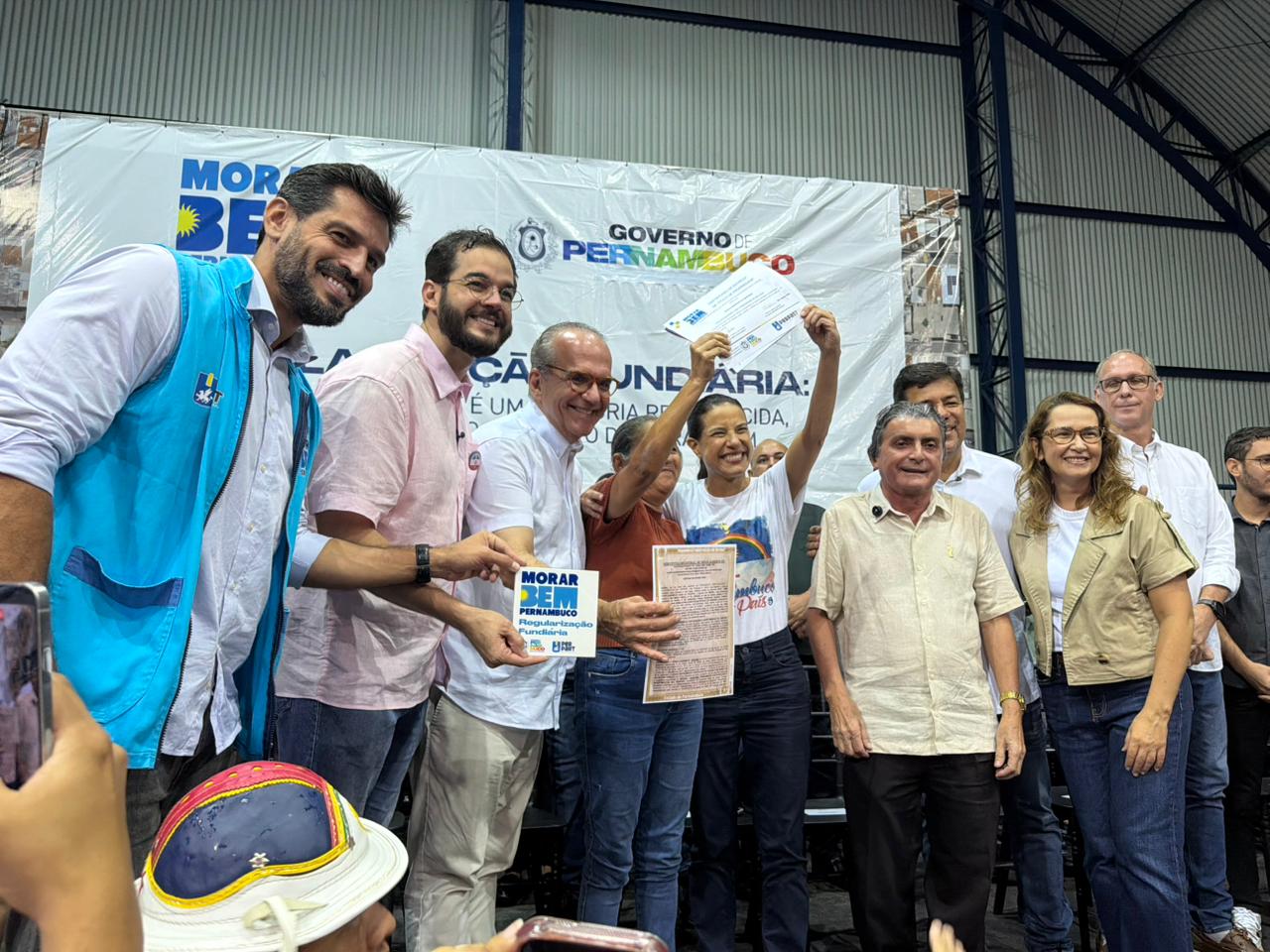 Governo de Pernambuco entrega 175 títulos de propriedade e cede terreno para construção de creche em Belo Jardim 