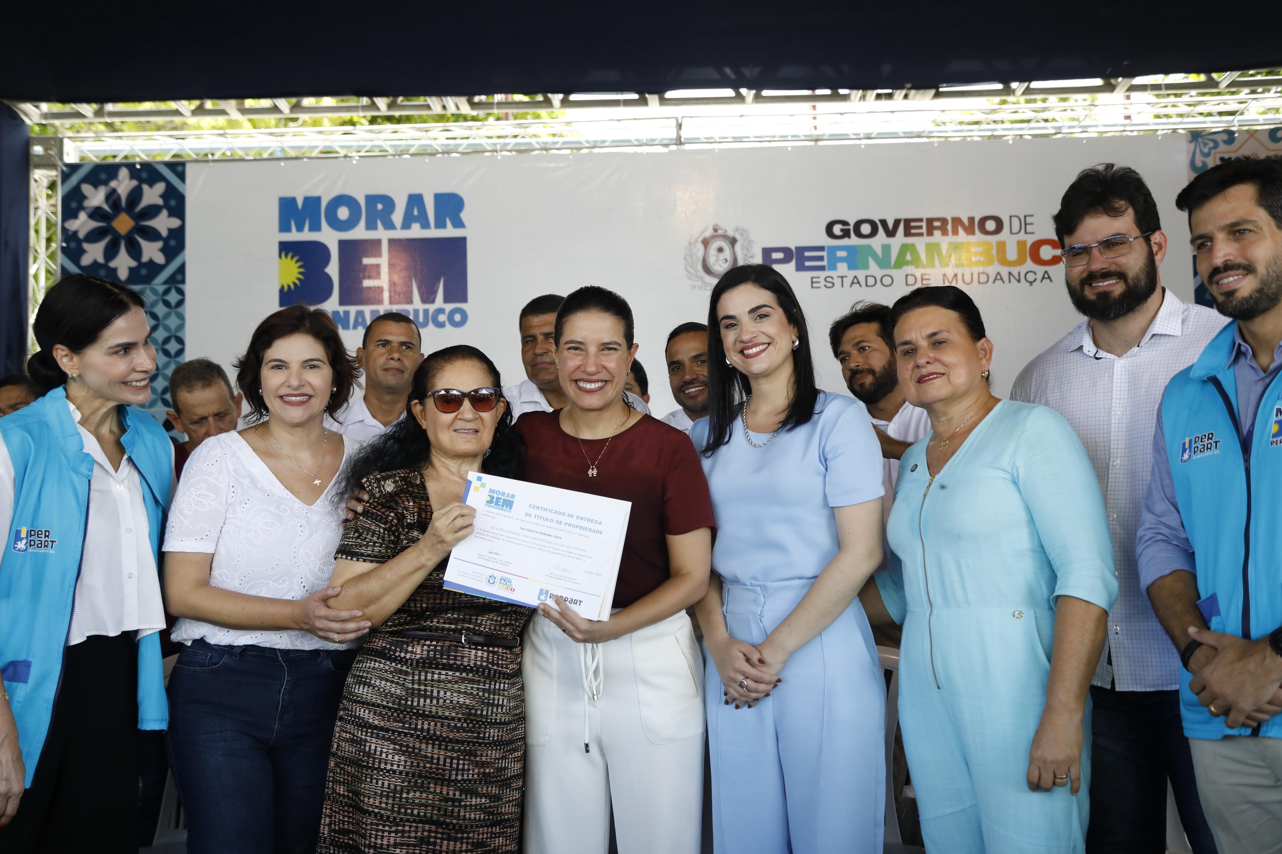 Governo de Pernambuco entrega mais de 100 títulos de regularização fundiária em Igarassu