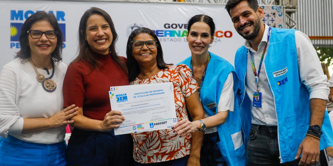 Governadora Raquel Lyra entrega escrituras a 165 famílias de Caruaru