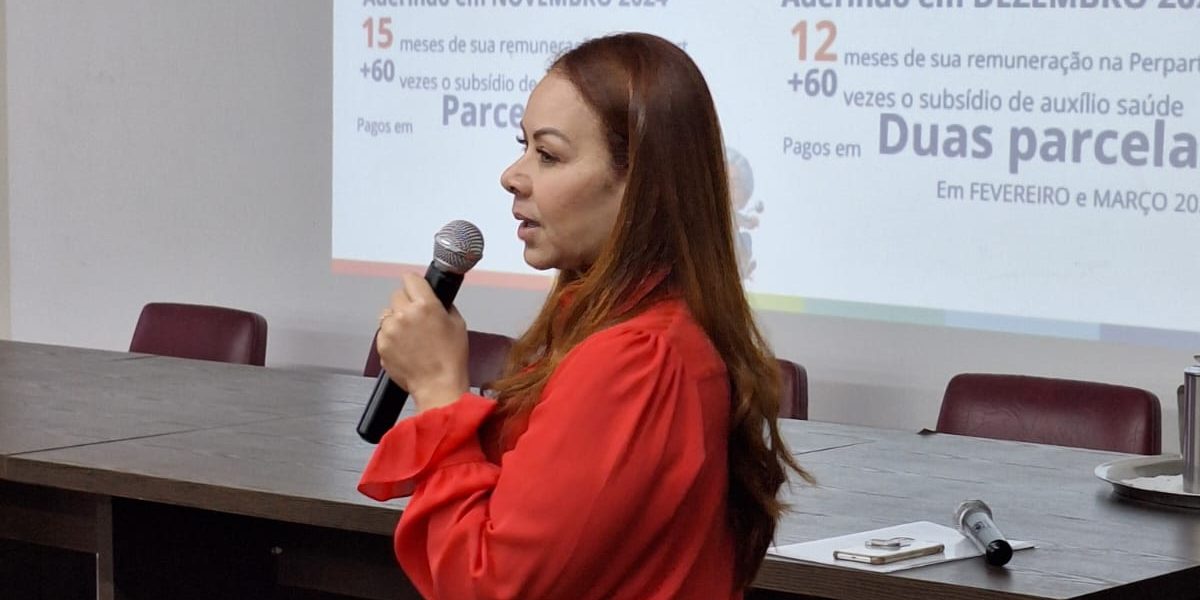 Diretora executiva administrativo-financeira da Perpart, Lúcia Helena Amaral Correia explanando em auditório